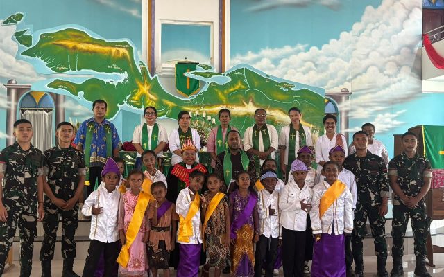 Prajurit Yonif TP 860/NSK Ikuti Ibadah Minggu Bersama Jemaat GKI Bethania Waren
