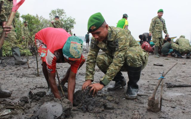 Semangat Gotong Royong, Yonif TP 820/DAAI dan Masyarakat Tanam Mangrove