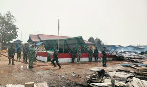 Pos Koramil Ilwayab Ikut Terbakar, Babinsa Tetap Berjuang Selamatkan Warga dan Padamkan Kobaran Api