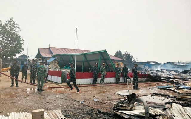 Pos Koramil Ilwayab Ikut Terbakar, Babinsa Tetap Berjuang Selamatkan Warga dan Padamkan Kobaran Api