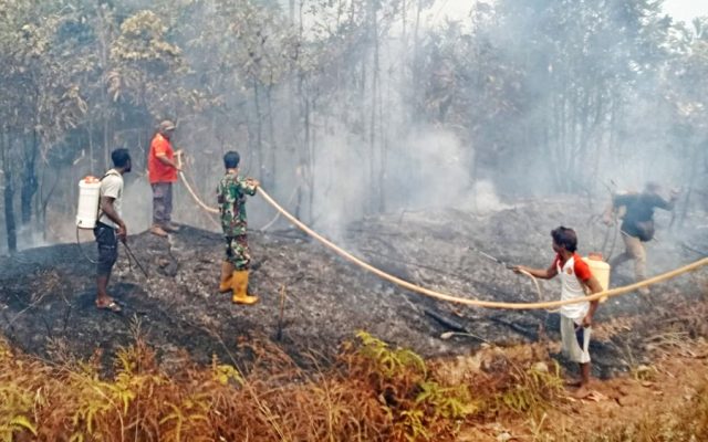 Sinergi Babinsa, Bhabinkamtibmas dan Masyarakat Padamkan Kebakaran Lahan di Kampung Metaat Makmur Elikobel