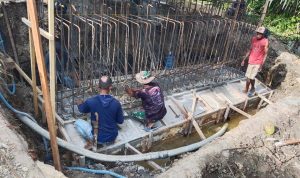 Babinsa dan Satgas Jembatan Garuda Percepat Pembangunan Infrastruktur di Keerom