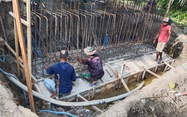 Babinsa dan Satgas Jembatan Garuda Percepat Pembangunan Infrastruktur di Keerom