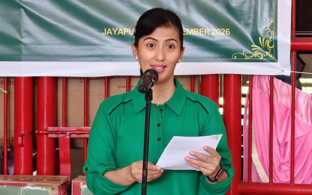 Ketua Persit KCK PD XVII/Cenderawasih Salurkan Bantuan Sembako