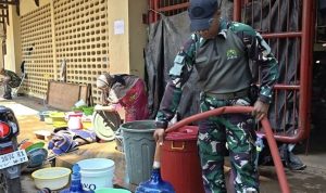 Salurkan Air Bersih, Kodim Jayapura Hadir untuk Warga Terdampak Kebakaran