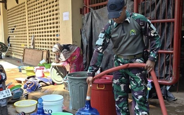 Salurkan Air Bersih, Kodim Jayapura Hadir untuk Warga Terdampak Kebakaran