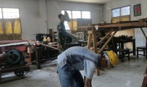 Tingkatkan Mutu Pendidikan, Babinsa Japsel Dampingi Revitalisasi Sekolah