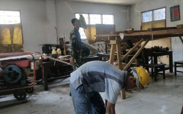 Tingkatkan Mutu Pendidikan, Babinsa Japsel Dampingi Revitalisasi Sekolah