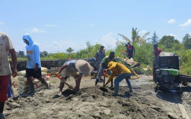 Bersama Warga, Babinsa Skanto Percepat Pembangunan Jembatan di Arsopura