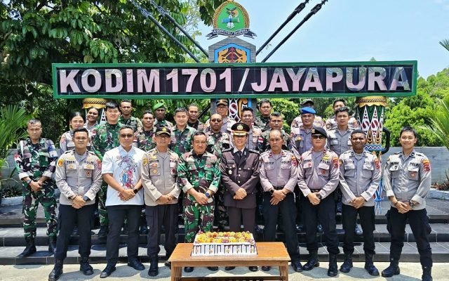 Soliditas TNI-Polri Makin Erat, Polresta Jayapura Kota Serbu Makodim Jayapura Rayakan HUT ke-81 TNI