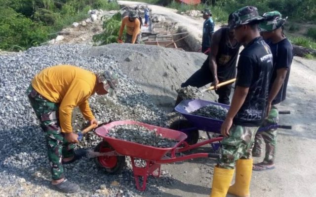 Satgas Jembatan Garuda Bersama Warga Lanjutkan Pengecoran Abutmen