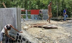 Gotong Royong Babinsa dan Warga Tuntaskan Finishing Jembatan Garuda Beton Kriko 2