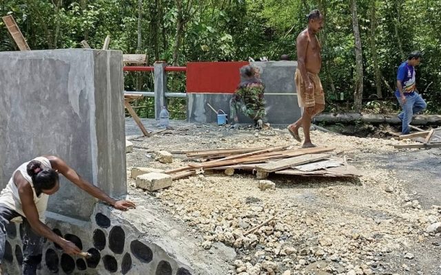 Gotong Royong Babinsa dan Warga Tuntaskan Finishing Jembatan Garuda Beton Kriko 2