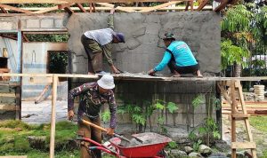 Gotong Royong TNI dan Tim Tukang Warnai Rehabilitasi Rumah di Sentani Barat