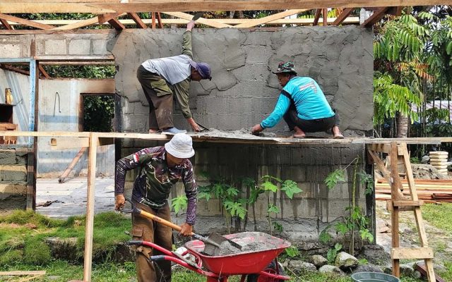 Gotong Royong TNI dan Tim Tukang Warnai Rehabilitasi Rumah di Sentani Barat