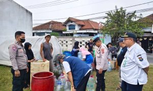 Polsek Kresek Polresta Tangerang distribusikan ribuan liter bantuan air bersih ke Kp. Kandang Gede