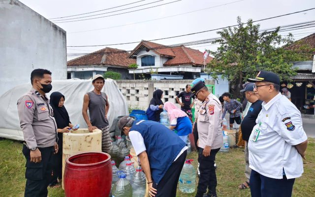 Polsek Kresek Polresta Tangerang distribusikan ribuan liter bantuan air bersih ke Kp. Kandang Gede