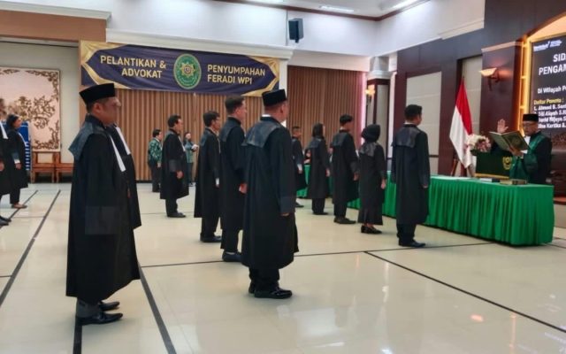 Feradi WPI Antarkan 19 Calon Advokat Jalani Penyumpahan Di Pengadilan Tinggi Surabaya dan Bandung