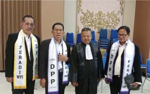 Dwi Siswanto, Yulianto Kiswocahyono dan Arifin Dampingi Eko Ponco Sumpah Advokat di Pengadilan Tinggi Surabaya melalui FERADI WPI