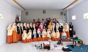 Sembilan Mahasiswa UNEJ dan Sarka Space Dorong Pengelolaan Sampah Mandiri di Delapan Pesantren Bondowoso