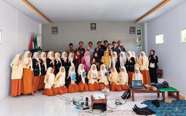 Sembilan Mahasiswa UNEJ dan Sarka Space Dorong Pengelolaan Sampah Mandiri di Delapan Pesantren Bondowoso