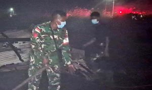 Prajurit TNI-AD dan Warga, Bersama-Sama Berjibaku Padamkan Kebakaran Lahan di Yaba Maru Merauke