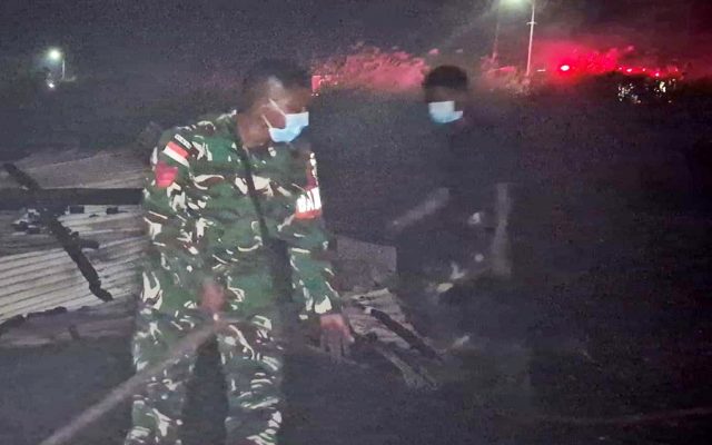 Prajurit TNI-AD dan Warga, Bersama-Sama Berjibaku Padamkan Kebakaran Lahan di Yaba Maru Merauke