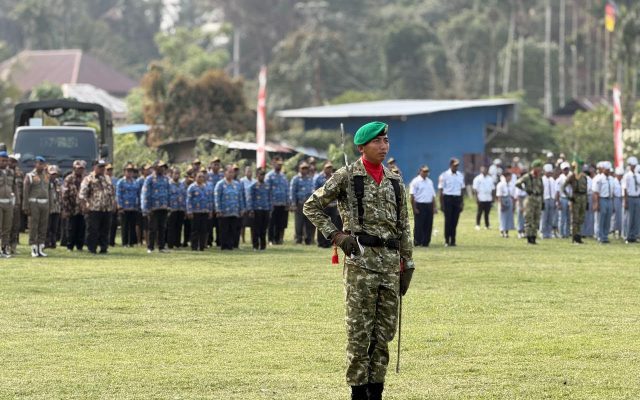 Perdana Digelar di Waropen, Upacara HUT ke-81 TNI Berlangsung Khidmat