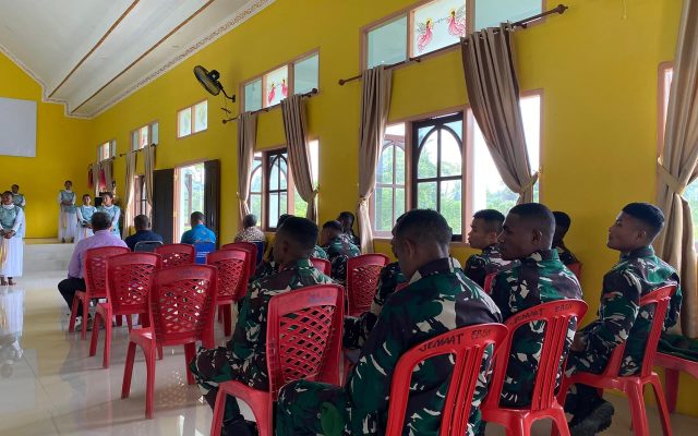 GIAT LONCENG, Prajurit Yonif TP 860/NSK Ibadah Bersama Jemaat di Waropen