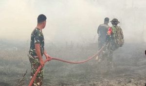 Kebersamaan Babinsa, TNI dan Masyarakat; Padamkan Api di Kampung Marga Mulya Merauke