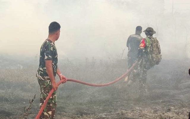 Kebersamaan Babinsa, TNI dan Masyarakat; Padamkan Api di Kampung Marga Mulya Merauke