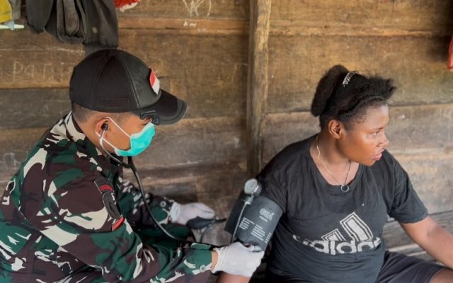 Yonif TP 860/NSK Gelar SI CEPAT, Layani Kesehatan Warga Kampung Botawa