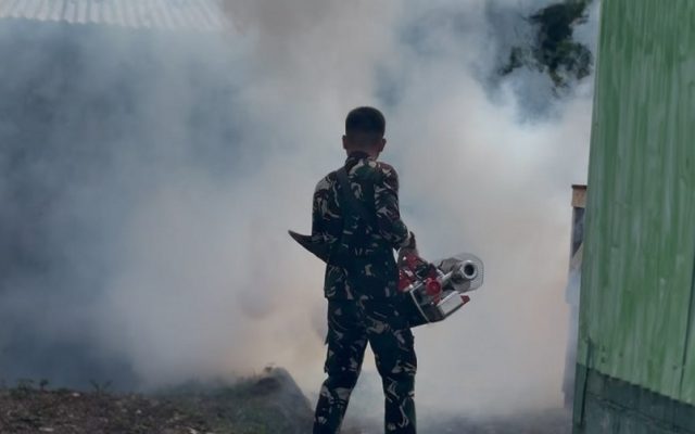 Cegah Malaria, Yonif TP 860/NSK Lakukan Fogging di Lingkungan Pangkalan