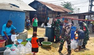 Hadir Untuk Masyarakat, Kodim 1707/Merauke Salurkan 8.000 Liter Air Bersih Kepada Warga Gudang Arang