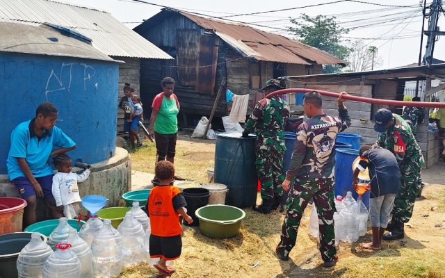Hadir Untuk Masyarakat, Kodim 1707/Merauke Salurkan 8.000 Liter Air Bersih Kepada Warga Gudang Arang