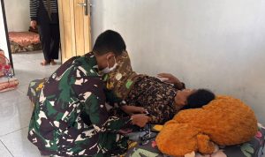 Si Cepat Yonif TP 860/NSK Datangi Rumah Warga untuk Berikan Pengobatan di Waropen