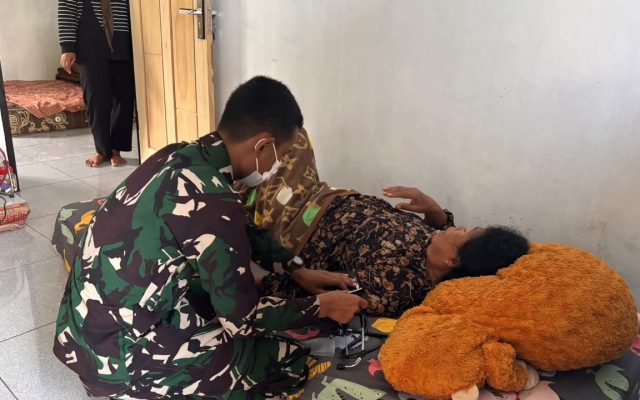 Si Cepat Yonif TP 860/NSK Datangi Rumah Warga untuk Berikan Pengobatan di Waropen
