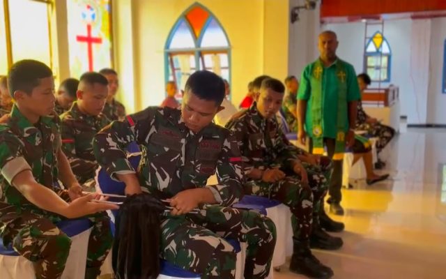 LONCENG, Prajurit Yonif TP 860/NSK Ibadah Bersama Jemaat GKI Betania Waren