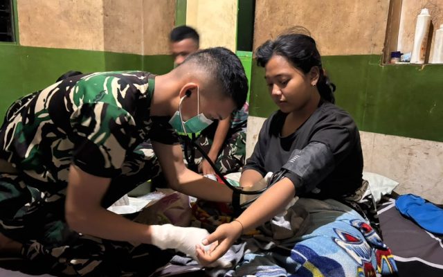 Si Cepat Yonif TP 860/NSK Datangi Rumah Warga untuk Berikan Layanan Kesehatan