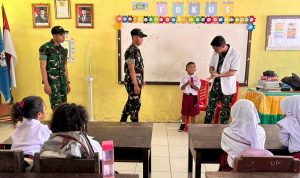 TEKAD Yonif TP 860/NSK, Ajarkan Siswa SD Inpres Waren 1 Cara Cuci Tangan yang Benar