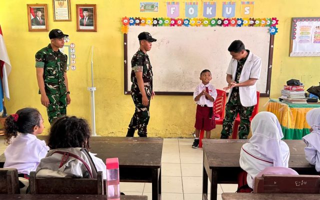TEKAD Yonif TP 860/NSK, Ajarkan Siswa SD Inpres Waren 1 Cara Cuci Tangan yang Benar