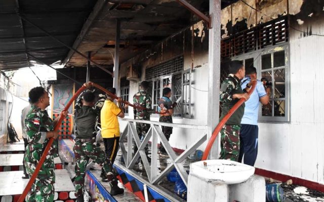 Sinergi TNI-Polri, Pemda dan Masyarakat Padamkan Kebakaran Lapas Merauke