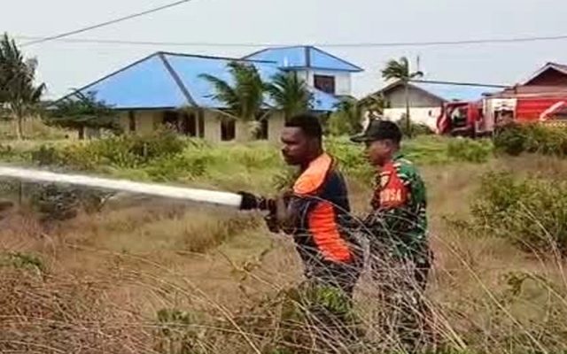 Sinergi TNI dan BPBD Merauke, Bersama-Sama Padamkan Kebakaran Lahan di Kelurahan Samkai