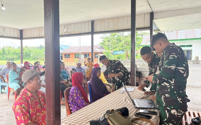 Yonif TP 860/NSK Dampingi Warga Waropen dalam Pendataan Bansos Digital