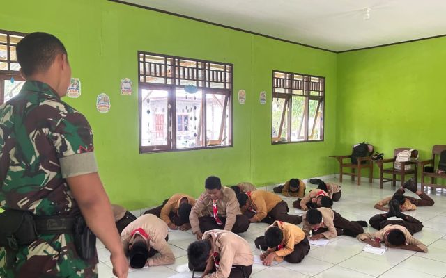 Program TEKAD, Yonif TP 860/NSK Latih PBB dan Pioneering Siswa MTs Ma’arif