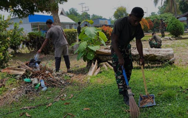 Dari Prajurit hingga Anak Jemaat, Gotong Royong Bersihkan Gereja di Waropen