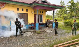Cegah DBD dan Malaria, Yonif TP 860/NSK Lakukan Fogging di SD Inpres SP IV Botawa
