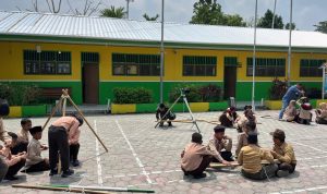 Melalui Program TEKAD, Yonif TP 860/NSK Latih Siswa MI At-Taqwa Membuat Pionering
