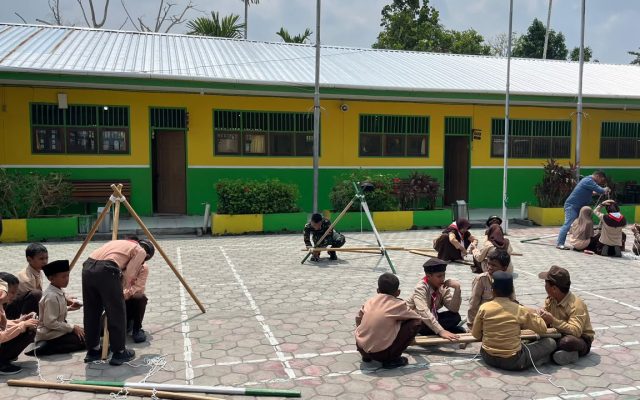 Melalui Program TEKAD, Yonif TP 860/NSK Latih Siswa MI At-Taqwa Membuat Pionering