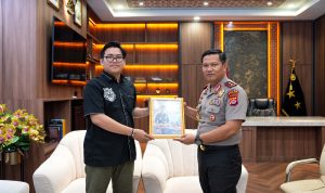 Bendahara Umum LBH FERADI Adv. Mohamad Farhan, S.H. Bertemu Kapolda Banten Irjen Pol Hendra Kurniawan, Serahkan Cinderamata untuk Perkuat Sinergi